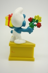 Schtroumpf avec fleurs et cadeau - photo