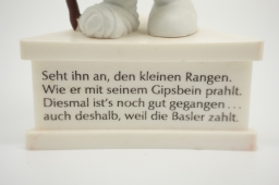 Schtroumpf blessé avec béquille - photo