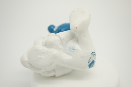 Bébé Schtroumpf avec ourson en peluche - photo