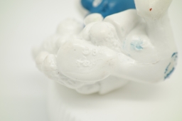 Bébé Schtroumpf avec ourson en peluche - photo