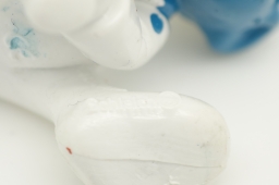 Bébé Schtroumpf avec ourson en peluche - photo