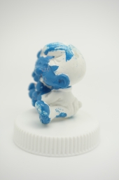 Bébé Schtroumpf avec ourson en peluche - photo