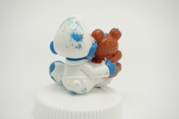 Bébé Schtroumpf avec ourson en peluche - photo