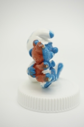 Bébé Schtroumpf avec ourson en peluche - photo