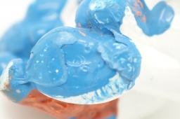 Bébé Schtroumpf avec ourson en peluche - photo