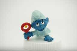 Bébé Schtroumpf avec hochet - photo