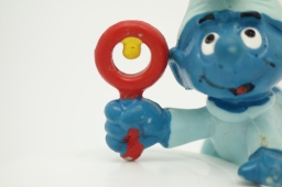 Bébé Schtroumpf avec hochet - photo