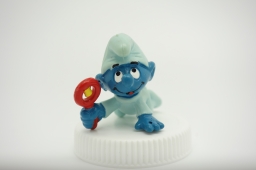 Bébé Schtroumpf avec hochet - photo