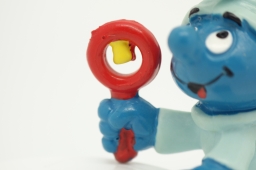 Bébé Schtroumpf avec hochet - photo