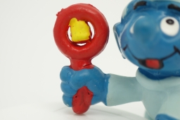 Bébé Schtroumpf avec hochet - photo