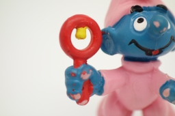 Bébé Schtroumpf avec hochet - photo