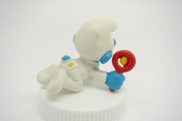 Bébé Schtroumpf avec hochet - photo