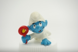 Bébé Schtroumpf avec hochet - photo