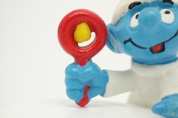 Bébé Schtroumpf avec hochet - photo