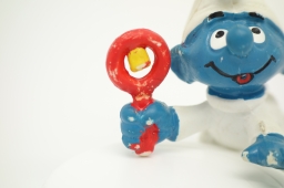 Bébé Schtroumpf avec hochet - photo