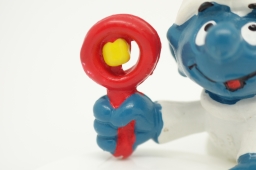 Bébé Schtroumpf avec hochet - photo