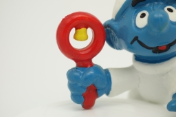 Bébé Schtroumpf avec hochet - photo