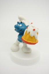 Schtroumpf gourmand avec gâteau - photo