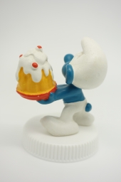 Schtroumpf gourmand avec gâteau - photo