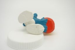 Schtroumpf gourmand avec gâteau - photo