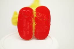 Gnome avec main devant la bouche - photo