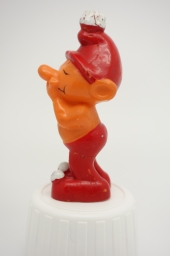 Gnome avec main devant la bouche - photo