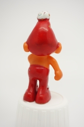 Gnome avec main devant la bouche - photo