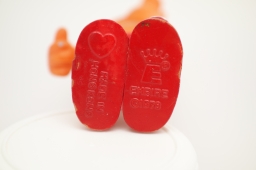 Gnome avec main devant la bouche - photo