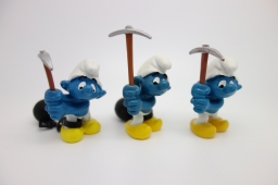 Schtroumpf prisonnier avec pioche - photo