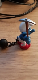 Schtroumpf prisonnier avec pioche - photo