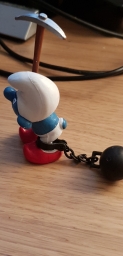 Schtroumpf prisonnier avec pioche - photo