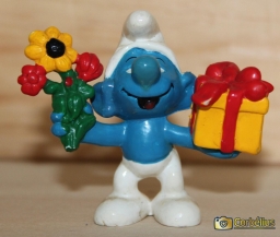 Schtroumpf avec cadeau et fleurs - photo
