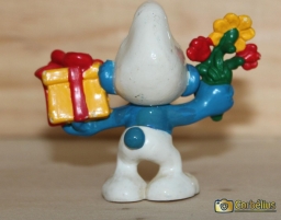 Schtroumpf avec cadeau et fleurs - photo