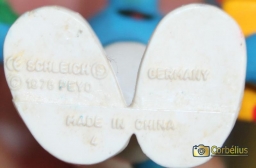 Schtroumpf avec cadeau et fleurs - photo