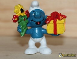 Schtroumpf avec cadeau et fleurs - photo