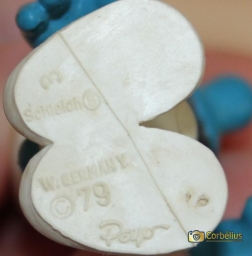 Schtroumpf montrant du doigt - photo