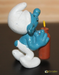 Schtroumpf assoiffé avec bouteille - photo