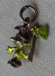 Pendentif Schtroumpf avec hache - photo