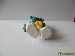 Schtroumpf blessé avec béquille - photo