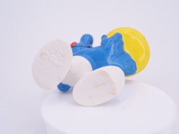 Schtroumpf gourmand avec gâteau - photo