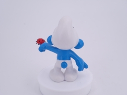 Schtroumpf montrant du doigt avec coccinelle - photo