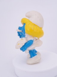 Schtroumpfette avec bouquet de fleurs - photo