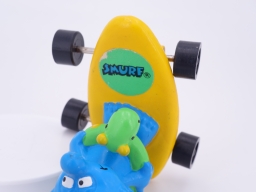 Schtroumpf avec bouée skateboard - photo