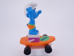 Schtroumpf sur plongeoir skateboard - photo