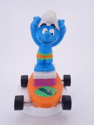 Schtroumpf sur plongeoir skateboard - photo