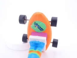 Schtroumpf sur plongeoir skateboard - photo