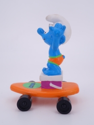 Schtroumpf sur plongeoir skateboard - photo