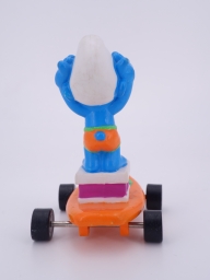 Schtroumpf sur plongeoir skateboard - photo