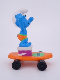 Schtroumpf sur plongeoir skateboard - photo