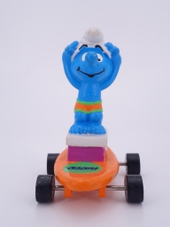 Schtroumpf sur plongeoir skateboard - photo